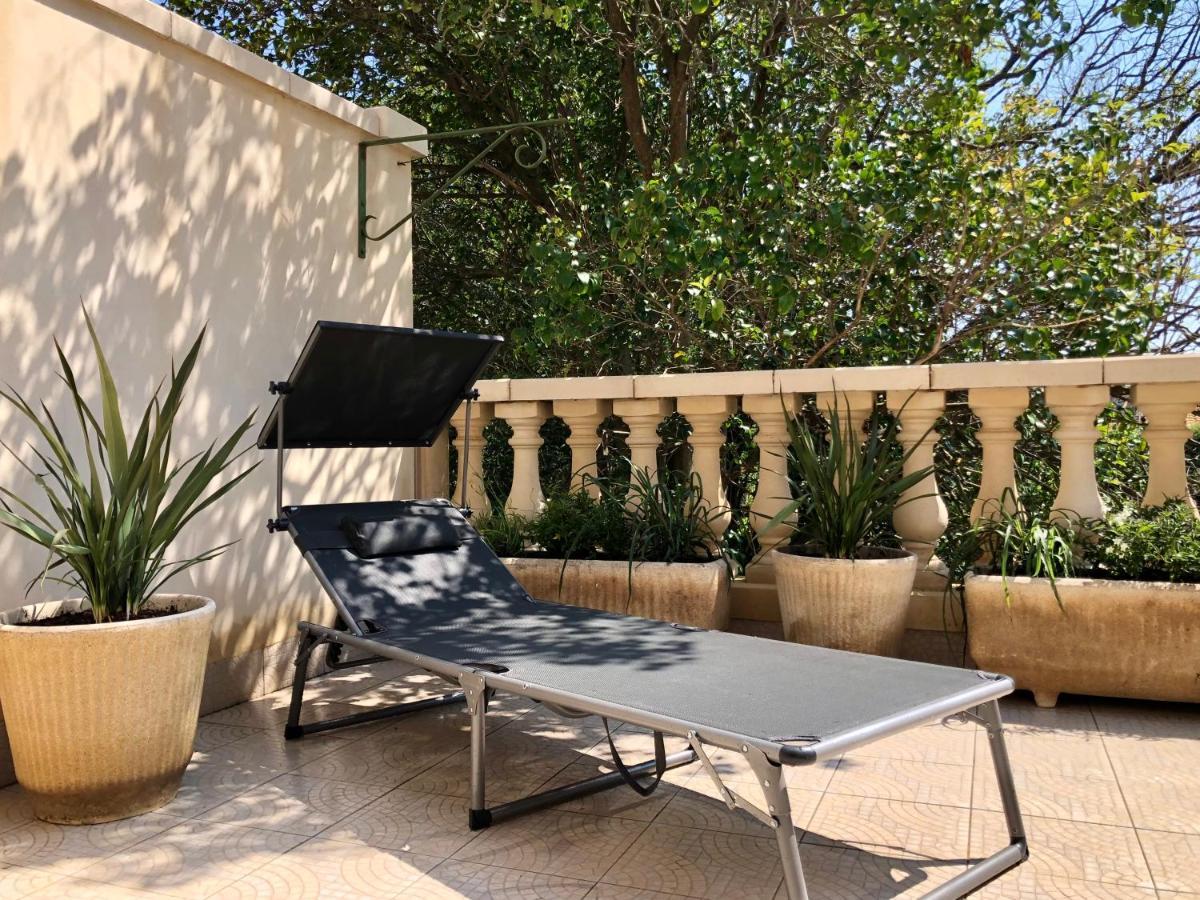 אגדה Cote Jardin Est Un Spacieux Et Lumineux T3, Entierement Renove, A 2 Pas De L'Herault Et A 10Min Du Bord De Mer Proche Du Centre Historique Et Du Fabuleux Chateau Laurens, Vous Apprecierez Le Calme De Sa Belle Terrasse Et La Vue Superbe Sur Le Jardin מראה חיצוני תמונה