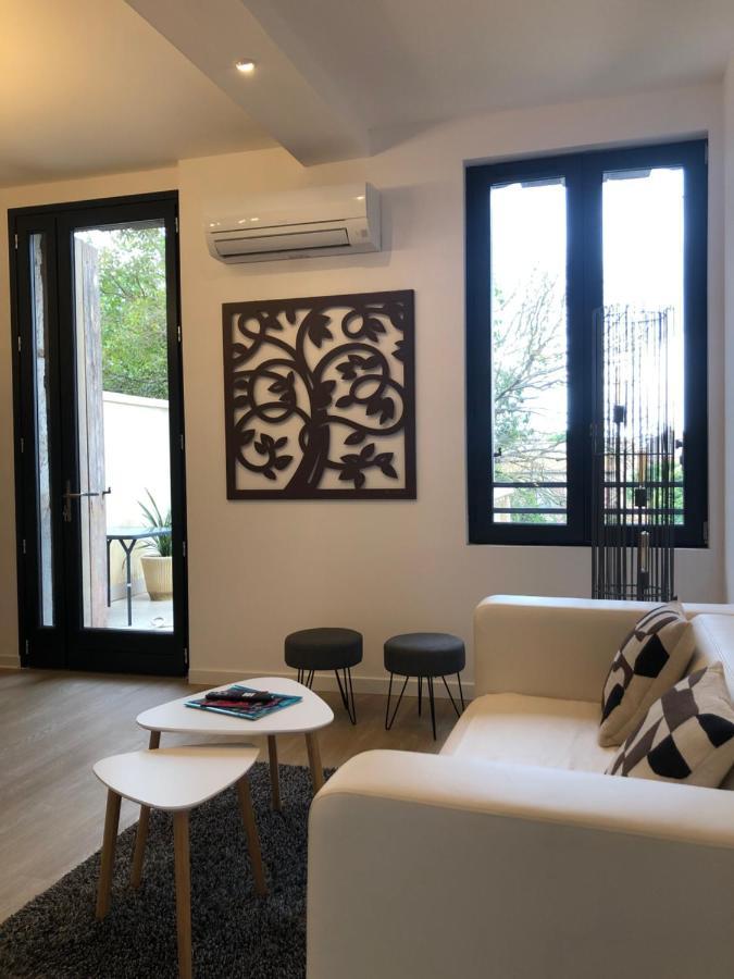 אגדה Cote Jardin Est Un Spacieux Et Lumineux T3, Entierement Renove, A 2 Pas De L'Herault Et A 10Min Du Bord De Mer Proche Du Centre Historique Et Du Fabuleux Chateau Laurens, Vous Apprecierez Le Calme De Sa Belle Terrasse Et La Vue Superbe Sur Le Jardin מראה חיצוני תמונה