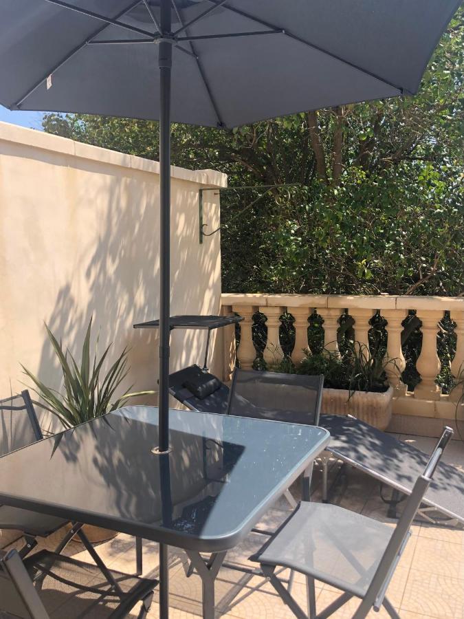 אגדה Cote Jardin Est Un Spacieux Et Lumineux T3, Entierement Renove, A 2 Pas De L'Herault Et A 10Min Du Bord De Mer Proche Du Centre Historique Et Du Fabuleux Chateau Laurens, Vous Apprecierez Le Calme De Sa Belle Terrasse Et La Vue Superbe Sur Le Jardin מראה חיצוני תמונה